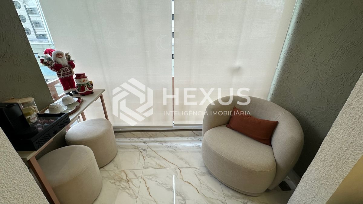 Foto 3 de Apartamento reformado com varanda e lazer na Praia da Enseada, Guaruja