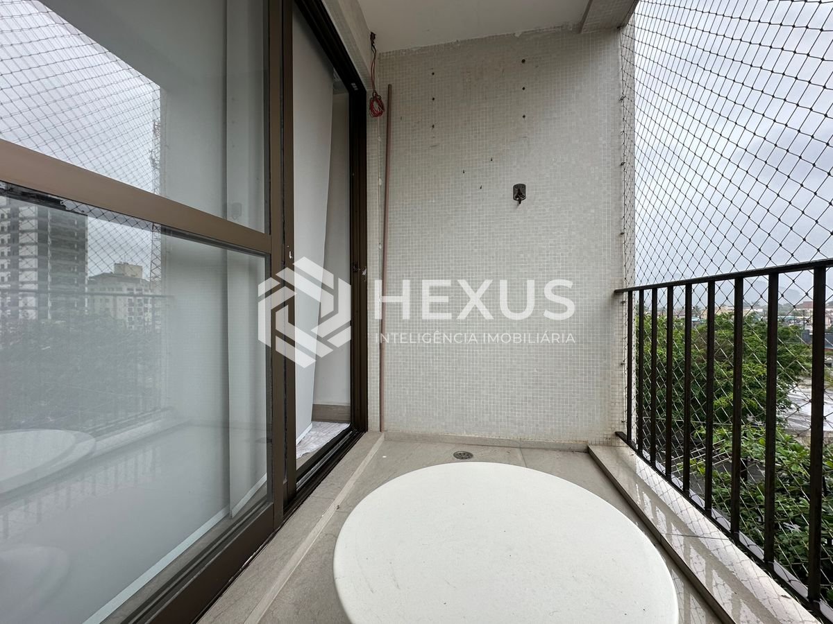 Foto 4 de Apartamento reformado com varanda e lazer a 550 metros da Praia da Enseada, Guarujá