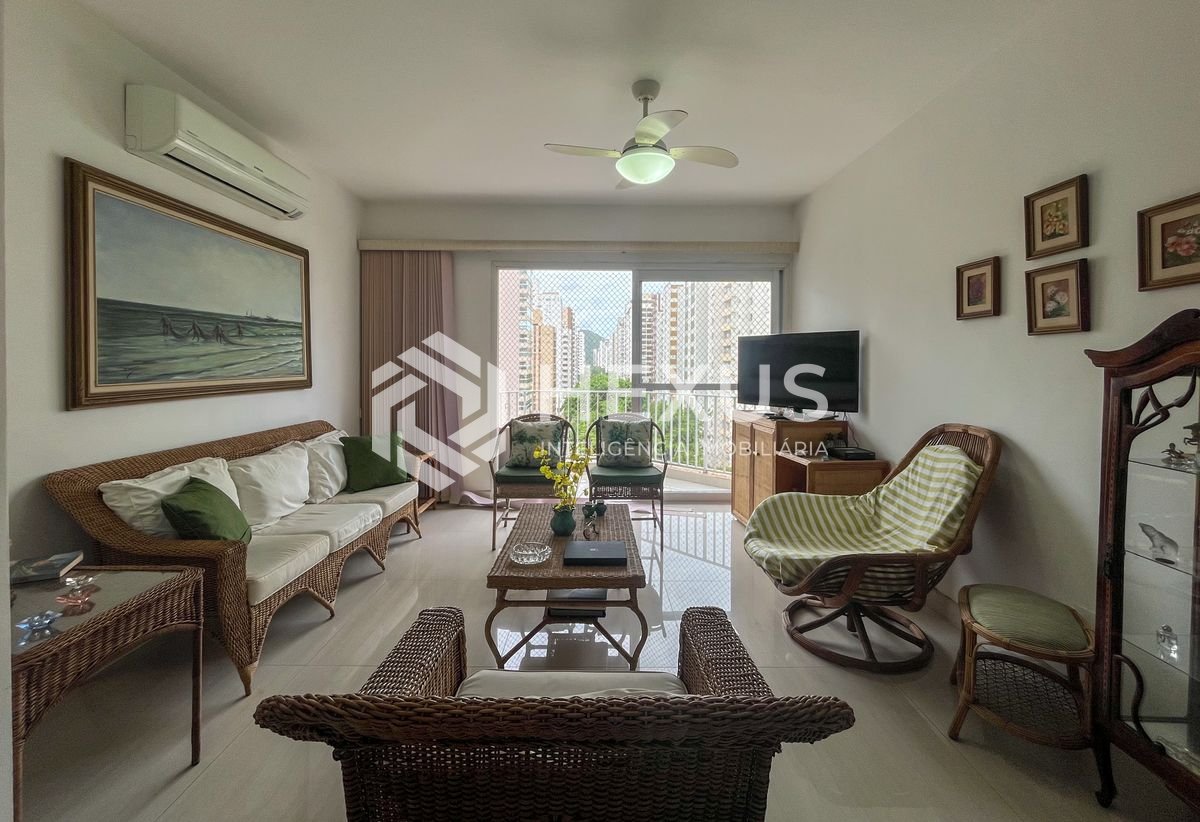 Foto 4 de Apartamento com 2 varandas e lazer a 2 quadras da Praia das Pitangueiras, Guarujá