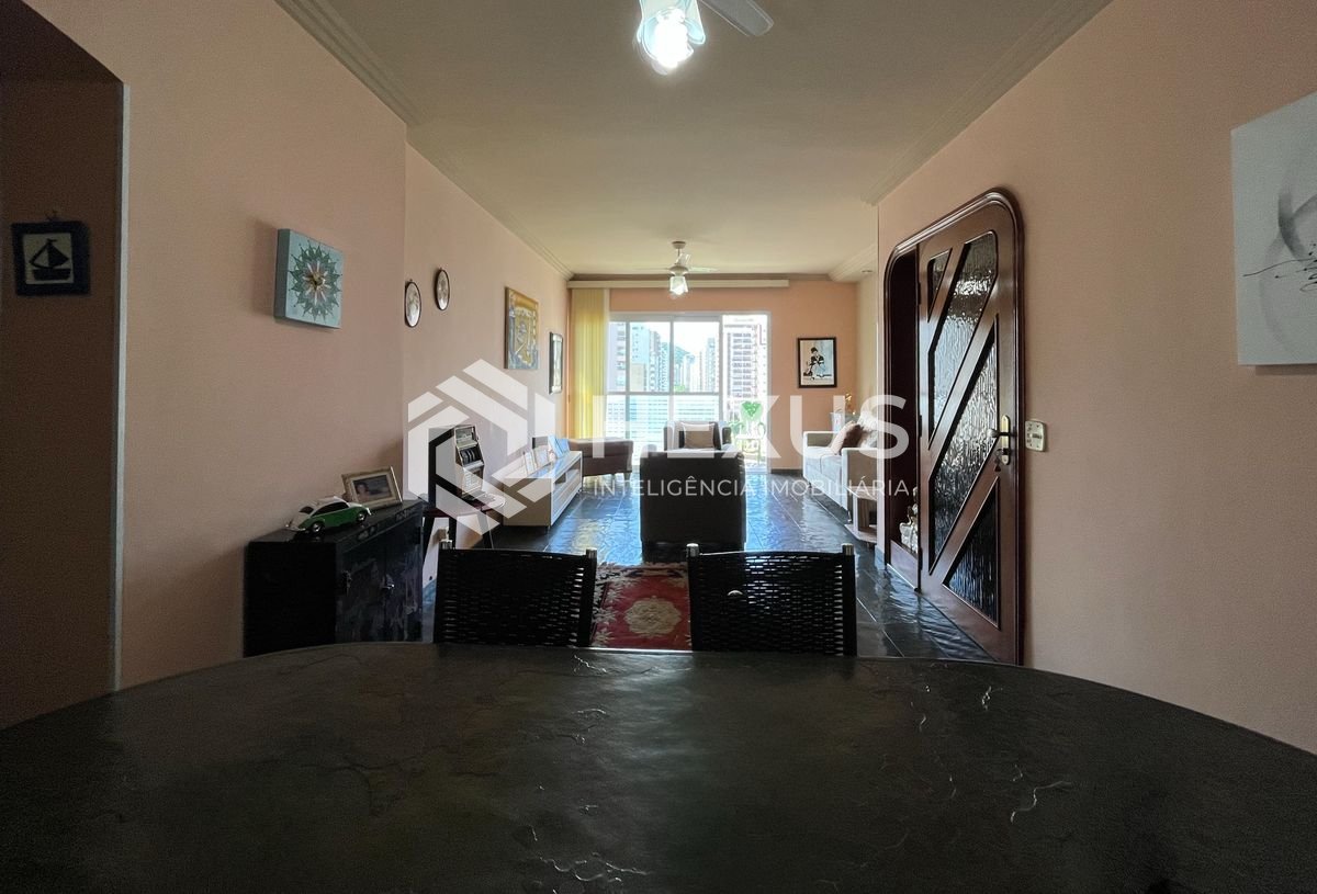 Foto 2 de Apartamento com varanda e lazer a 2 quadras da Praia das Pitangueiras, Guarujá