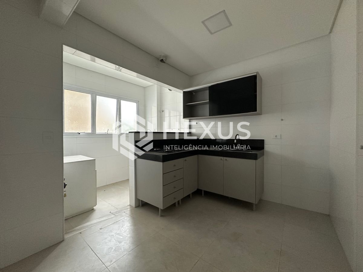 Foto 3 de Apartamento com varanda e lazer na Praia da Enseada, Guarujá