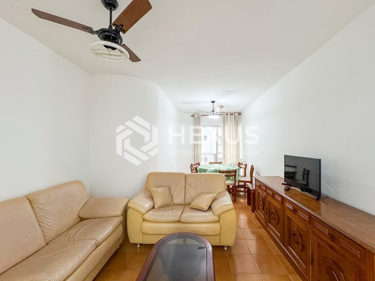 Foto 2 de Apartamento reformado com varanda e lazer na quadra mar das Pitangueiras, Guarujá