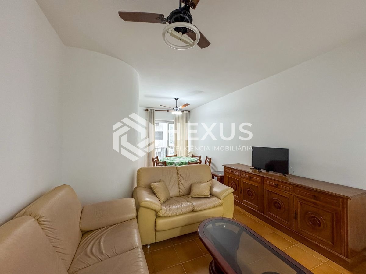 Foto 3 de Apartamento reformado com varanda e lazer na quadra mar das Pitangueiras, Guarujá