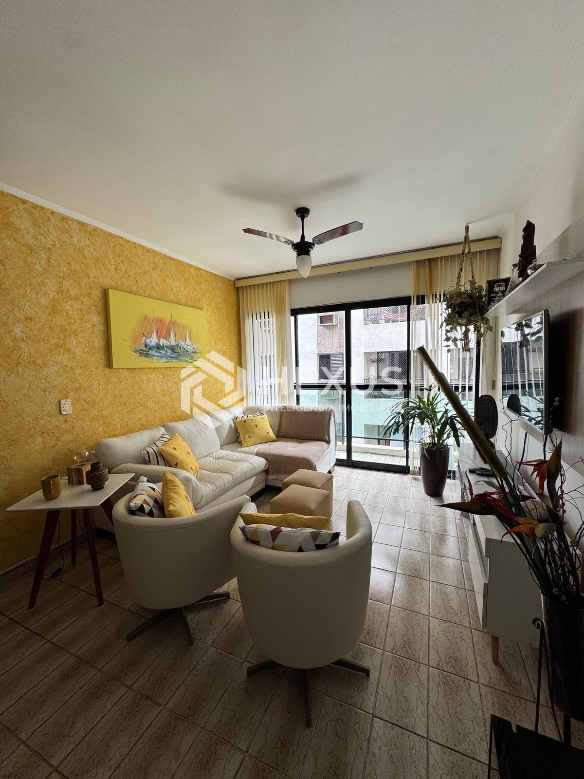 Foto 2 de Apartamento reformado com varanda na Praia das Astúrias, Guarujá