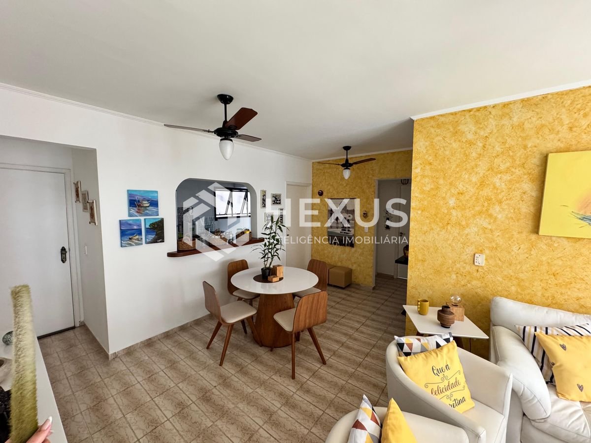Foto 3 de Apartamento reformado com varanda na Praia das Astúrias, Guarujá