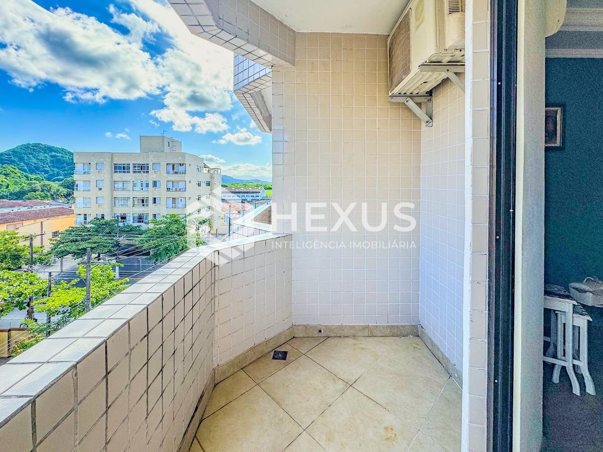 Foto 4 de Apartamento reformado com varanda na região do Jardim Las Palmas da Praia das Astúrias, Guarujá
