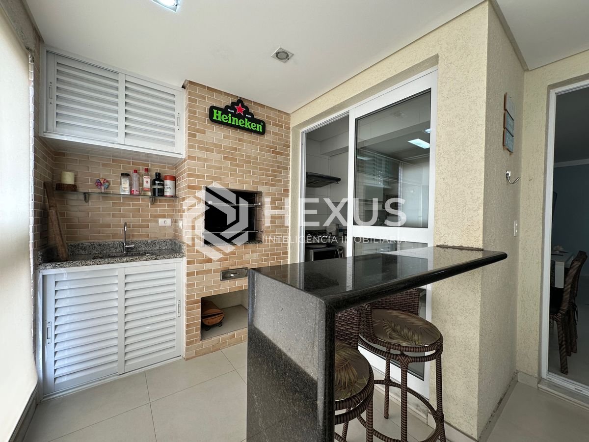 Foto 2 de Apartamento com varanda gourmet reformado e lazer na região do Tortugas da Praia da Enseada, Guarujá