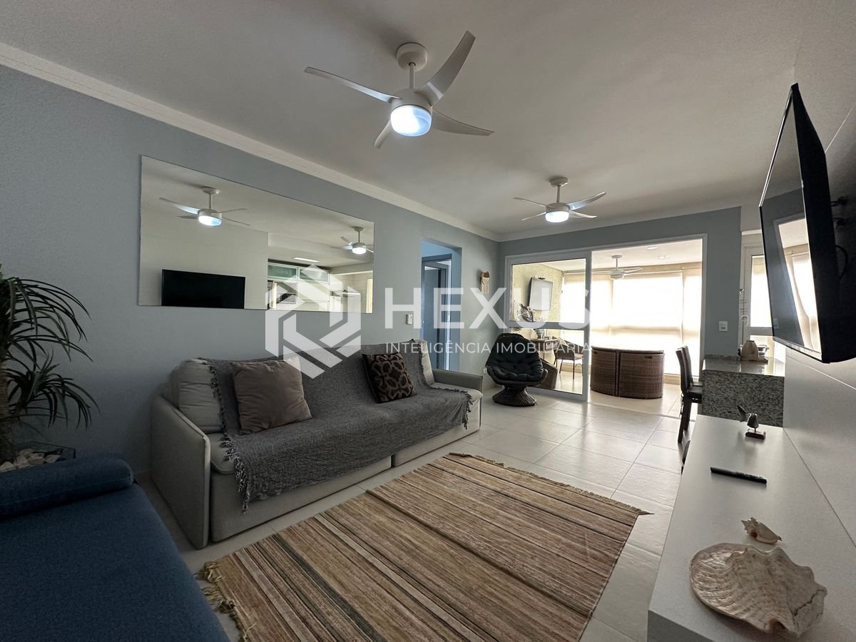Foto 3 de Apartamento com varanda gourmet reformado e lazer na região do Tortugas da Praia da Enseada, Guarujá