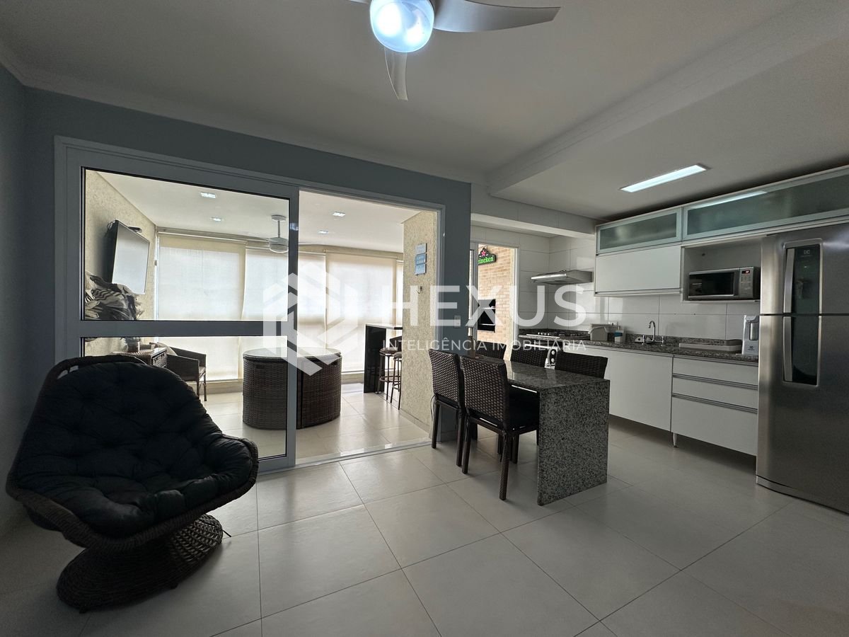 Foto 4 de Apartamento com varanda gourmet reformado e lazer na região do Tortugas da Praia da Enseada, Guarujá
