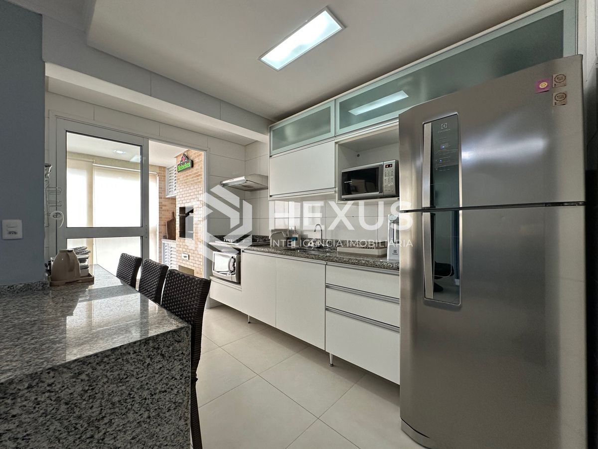 Foto 5 de Apartamento com varanda gourmet reformado e lazer na região do Tortugas da Praia da Enseada, Guarujá