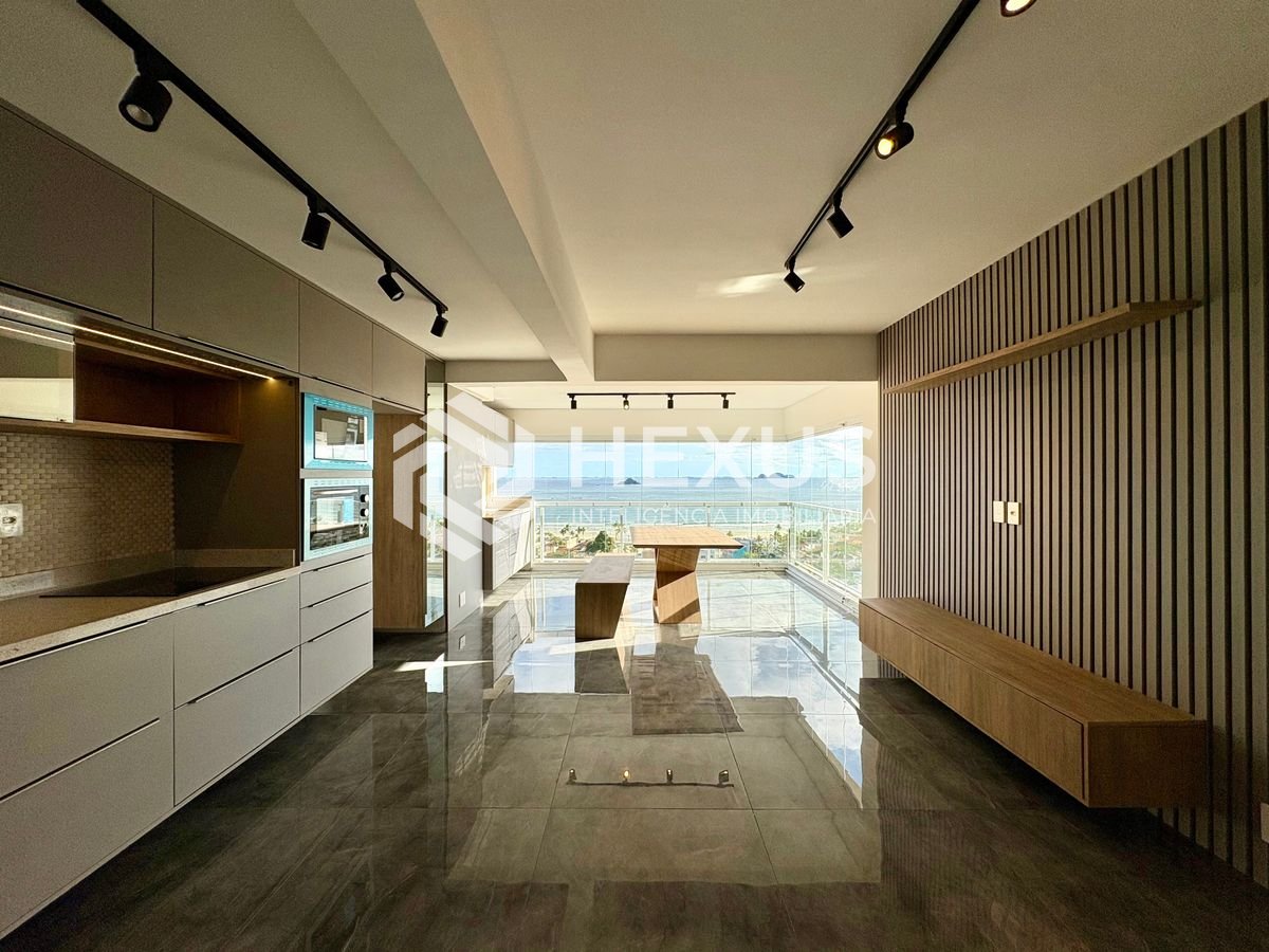 Foto 2 de Apartamento reformado com varanda gourmet vista mar e lazer na Praia da Enseada, Guarujá
