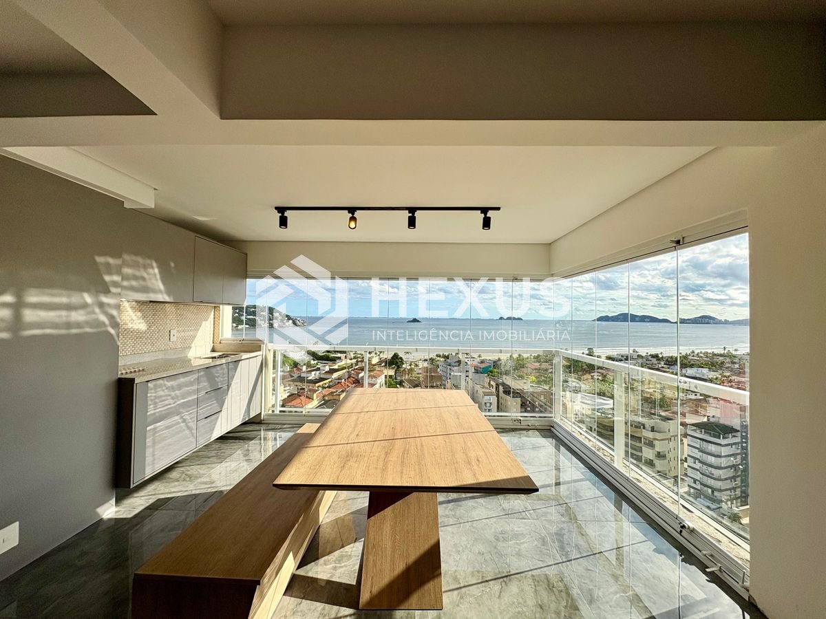 Foto 5 de Apartamento reformado com varanda gourmet vista mar e lazer na Praia da Enseada, Guarujá