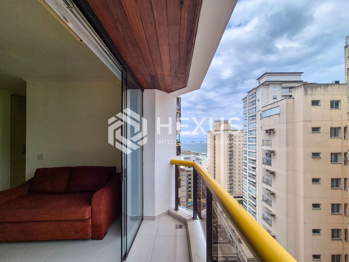 Foto 2 de Apartamento reformado com varanda e lazer nas Pitangueiras, Guarujá