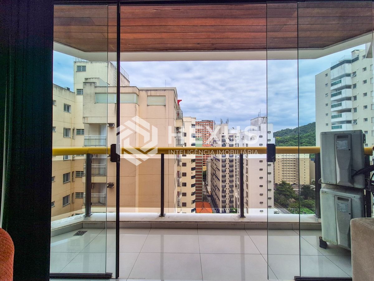 Foto 3 de Apartamento reformado com varanda e lazer nas Pitangueiras, Guarujá