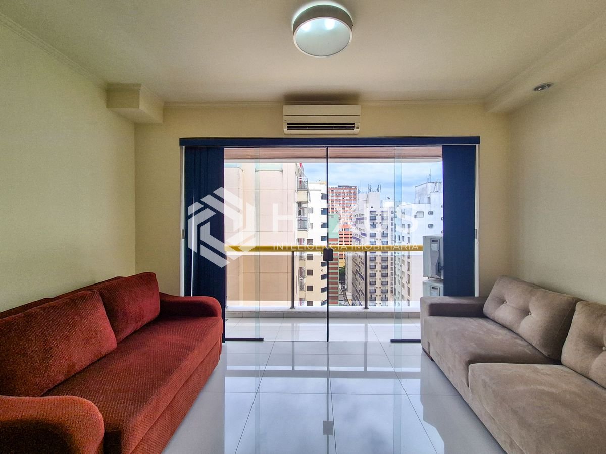 Foto 4 de Apartamento reformado com varanda e lazer nas Pitangueiras, Guarujá