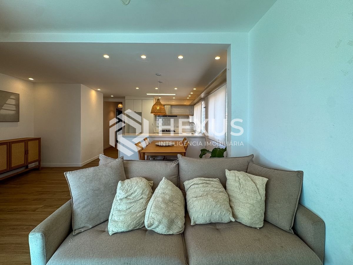 Foto 3 de Apartamento reformado com varanda vista mar e lazer a 250m da praia no Tombo, Guarujá