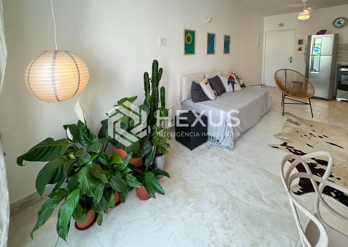 Foto 3 de Apartamento com varanda a duas quadras da Praia das Pitangueiras, Guarujá