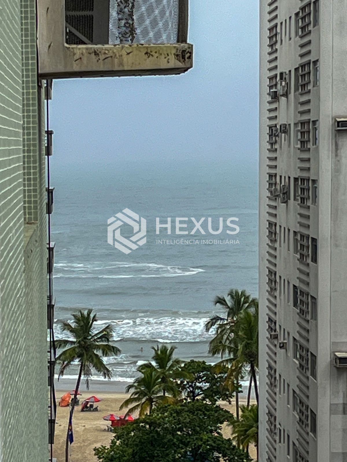 Foto 4 de Apartamento mobiliado com vista livre a uma quadra da Praia das Pitangueiras, Guarujá