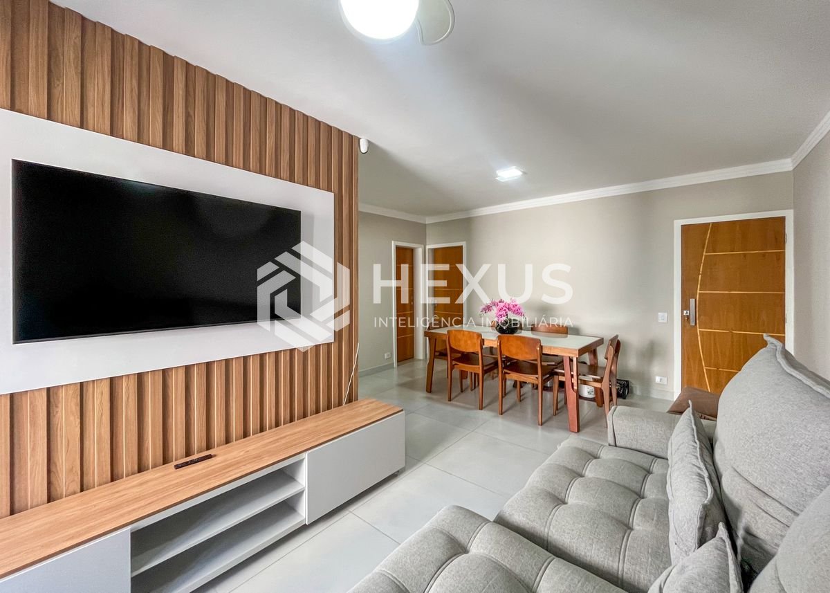 Foto 2 de Apartamento com varanda a 1 quadra da praia nas Pitangueiras, Guarujá