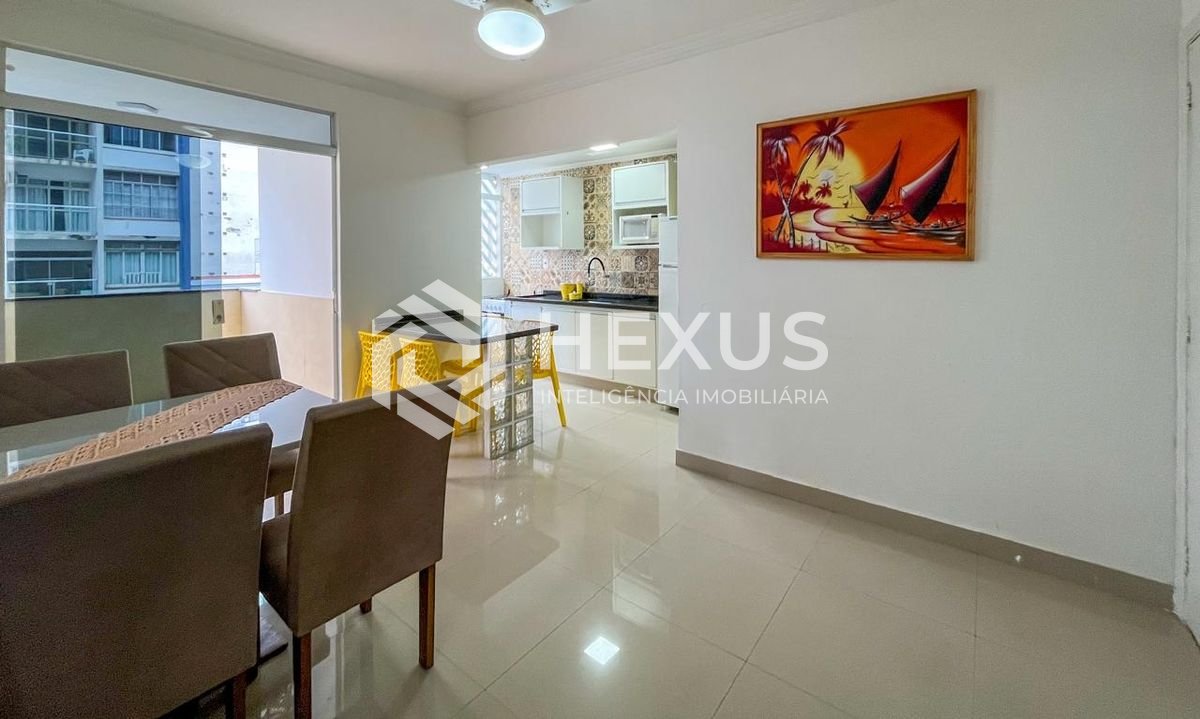 Foto 3 de Apartamento com varanda a 1 quadra da praia nas Pitangueiras, Guarujá