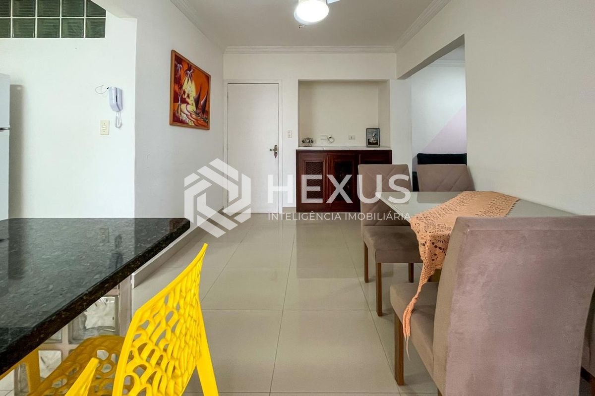 Foto 4 de Apartamento com varanda a 1 quadra da praia nas Pitangueiras, Guarujá