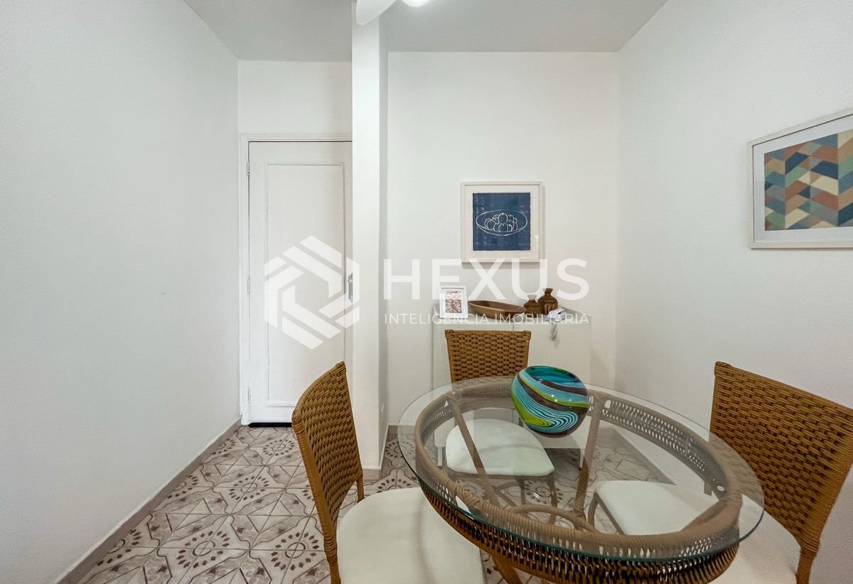 Foto 3 de Apartamento com varanda a uma quadra da Praia das Pitangueiras, Guarujá