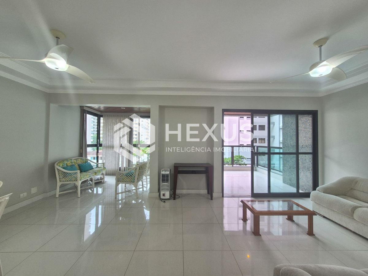 Foto 3 de Apartamento reformado com varanda gourmet na Praia das Pitangueiras, Guarujá