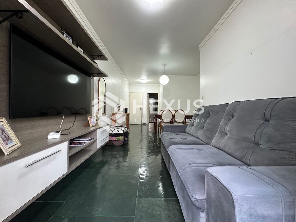 Foto 2 de Apartamento com varanda a 450m da praia na Enseada, Guarujá