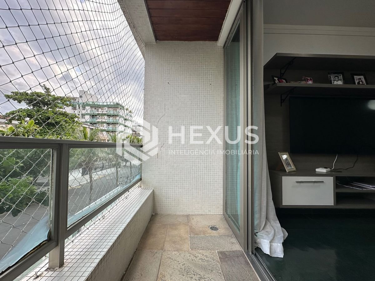 Foto 3 de Apartamento com varanda a 450m da praia na Enseada, Guarujá