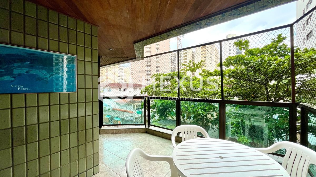 Foto 3 de Apartamento reformado com varanda gourmet e lazer nas Pitangueiras, Guarujá