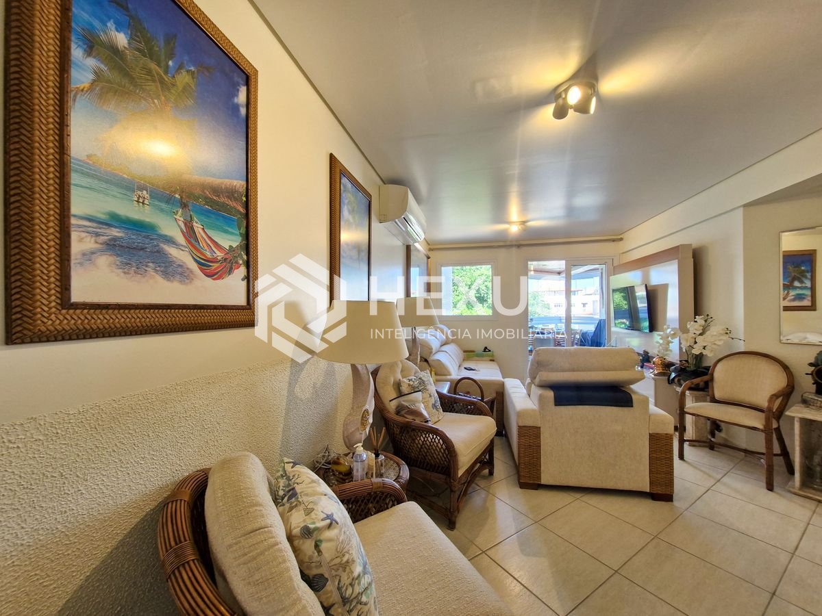 Foto 2 de Apartamento reformado com varanda e lazer a 1 quadra da praia nas Astúrias, Guarujá