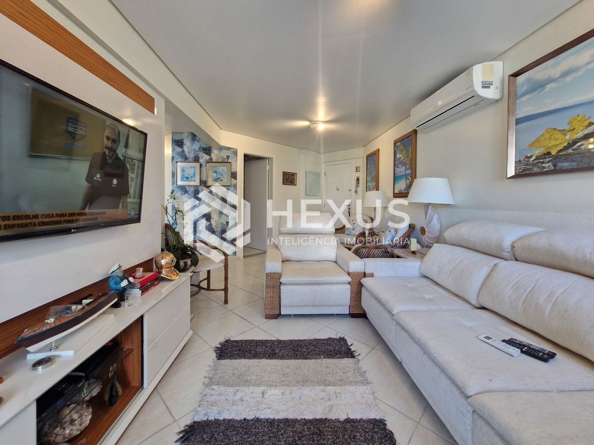 Foto 4 de Apartamento reformado com varanda e lazer a 1 quadra da praia nas Astúrias, Guarujá