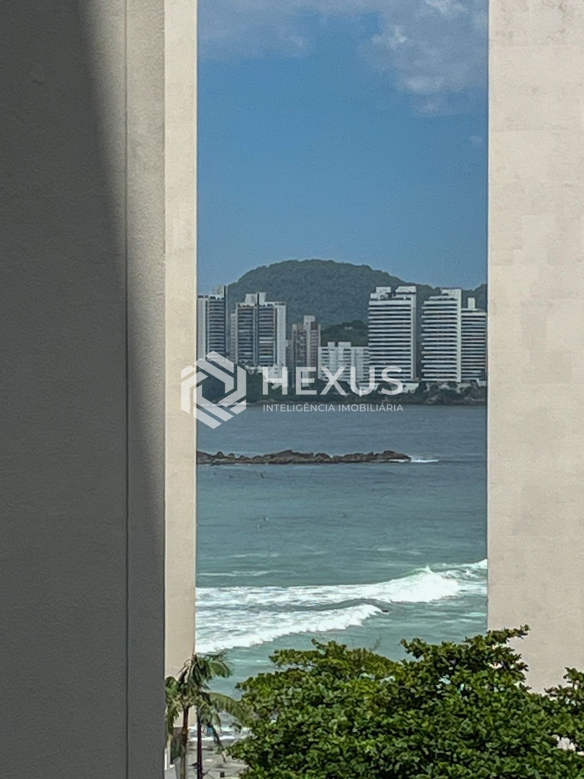 Foto 2 de Apartamento com varanda e lazer na beira mar da região do Morro do Maluf da Praia das Pitangueiras, Guarujá