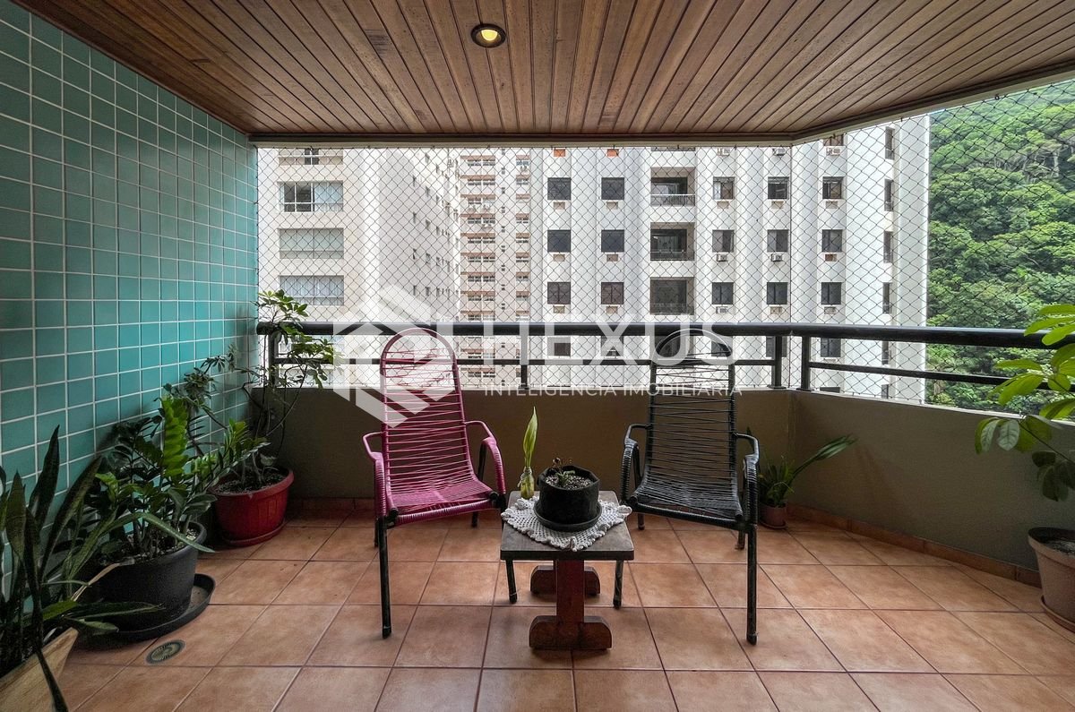 Foto 3 de Apartamento com varanda e lazer na beira mar da região do Morro do Maluf da Praia das Pitangueiras, Guarujá