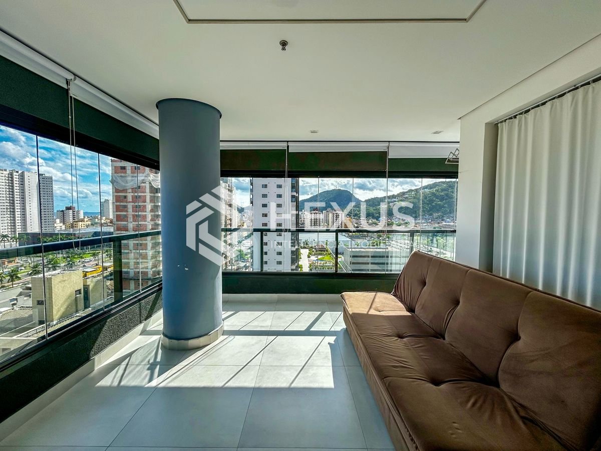 Foto 4 de Apartamento reformado com vista mar e lazer a 800m da Praia da Enseada, Guarujá