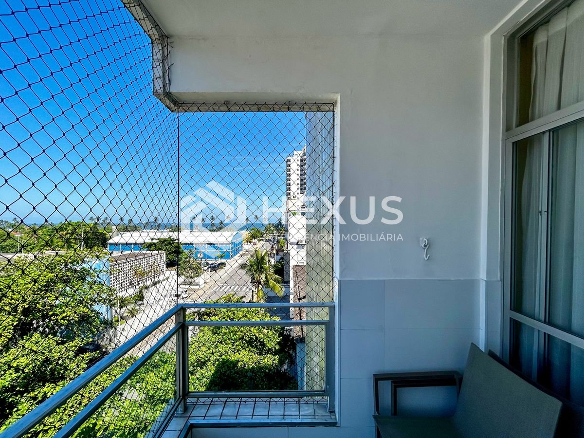 Foto 2 de Apartamento reformado com varanda e vista mar a 150m da praia na Enseada, Guarujá