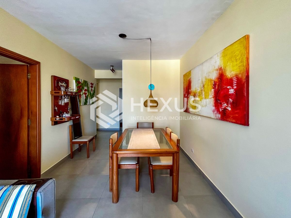 Foto 4 de Apartamento reformado com varanda e vista mar a 150m da praia na Enseada, Guarujá