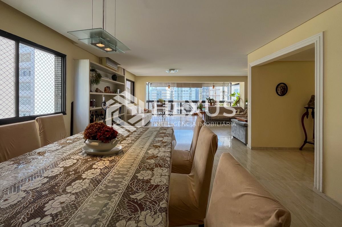 Foto 4 de Apartamento com varanda vista mar e lazer na beira mar na região do Morro do Maluf da Praia das Pitangueiras, Guarujá