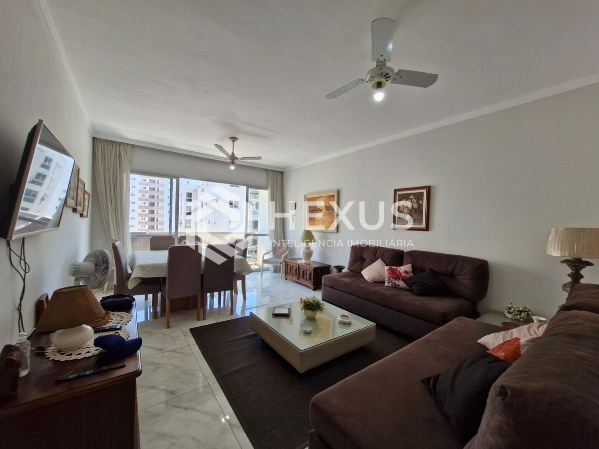 Foto 2 de Apartamento reformado com varanda a 1 quadra da Praia das Pitangueiras, Guarujá