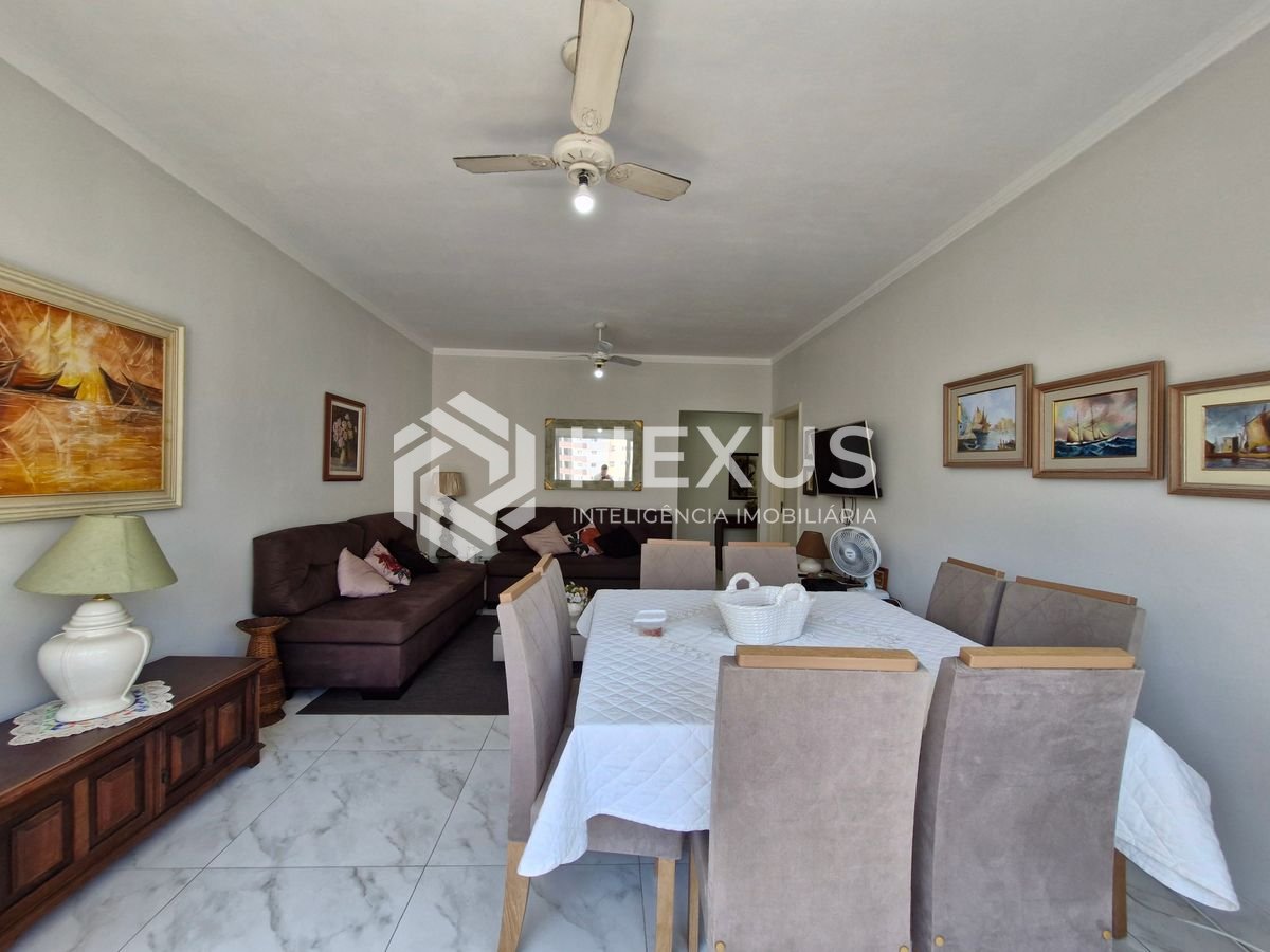 Foto 3 de Apartamento reformado com varanda a 1 quadra da Praia das Pitangueiras, Guarujá