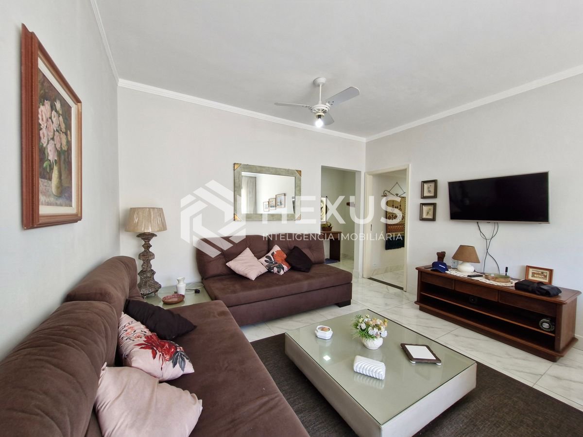 Foto 4 de Apartamento reformado com varanda a 1 quadra da Praia das Pitangueiras, Guarujá