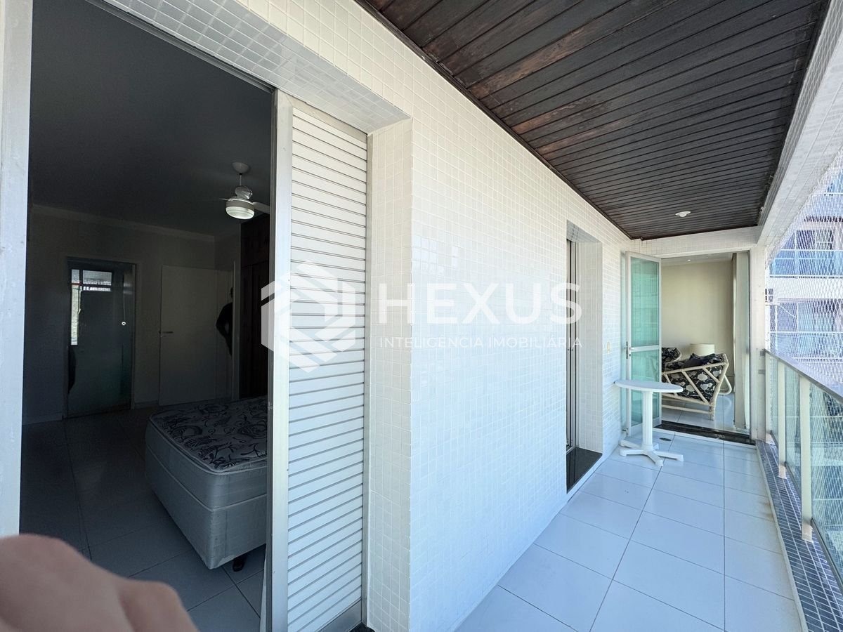 Foto 5 de Apartamento com varanda e lazer na Praia das Pitangueiras, Guarujá