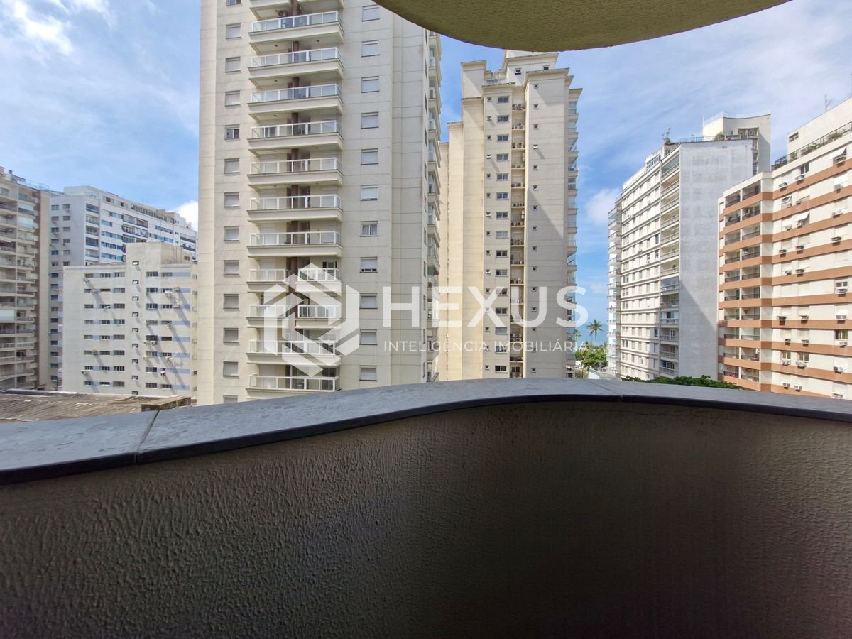 Foto 2 de Apartamento com varanda vista mar e lazer a 1 quadra do mar nas Pitangueiras, Guarujá