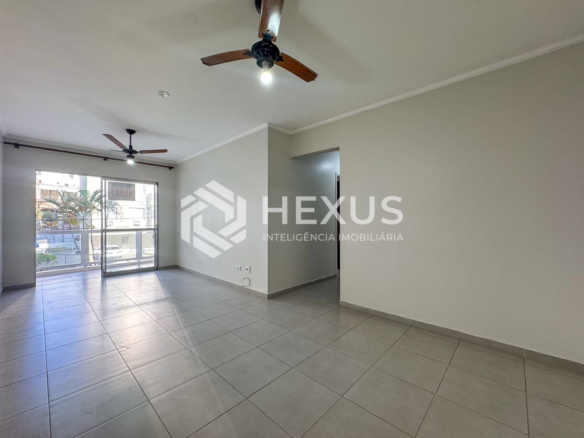 Foto 3 de Apartamento com varanda a 400m da praia no Jardim Astúrias, Guarujá