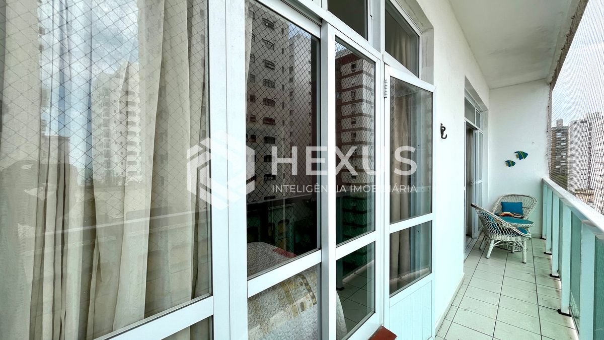 Foto 3 de Apartamento com varanda vista mar a 1 quadra da praia nas Pitangueiras, Guarujá