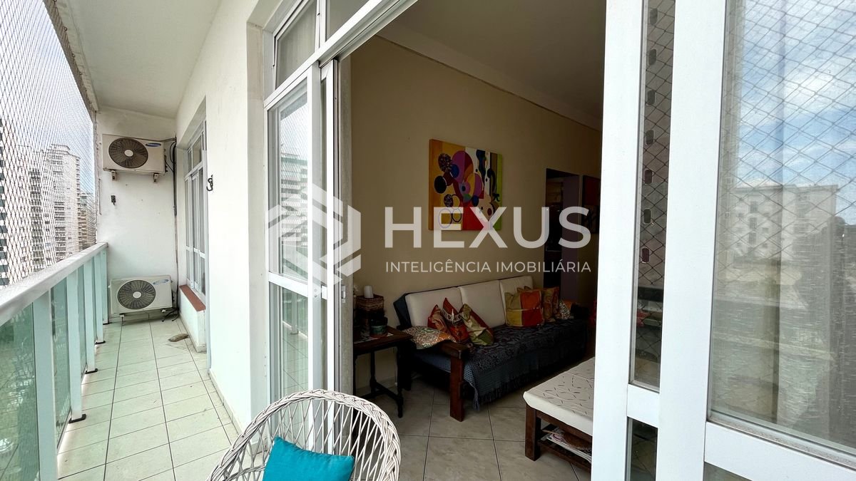 Foto 4 de Apartamento com varanda vista mar a 1 quadra da praia nas Pitangueiras, Guarujá