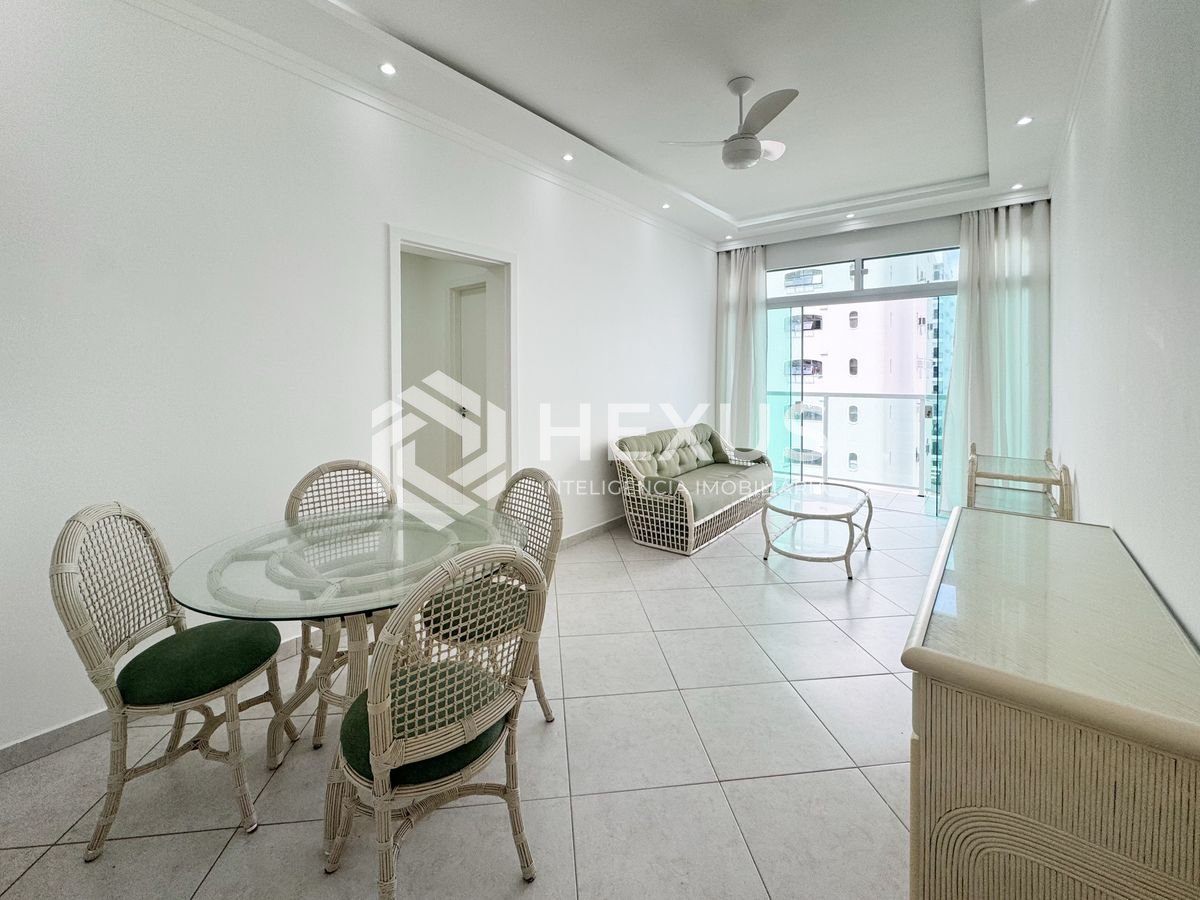 Foto 3 de Apartamento com varanda vista mar a 1 quadra da praia nas Pitangueiras, Guarujá