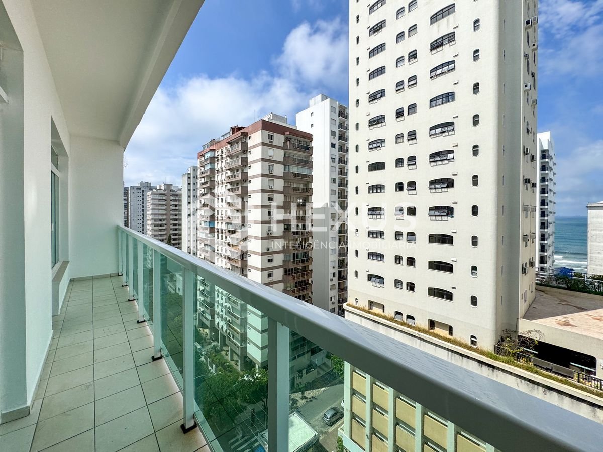 Foto 5 de Apartamento com varanda vista mar a 1 quadra da praia nas Pitangueiras, Guarujá