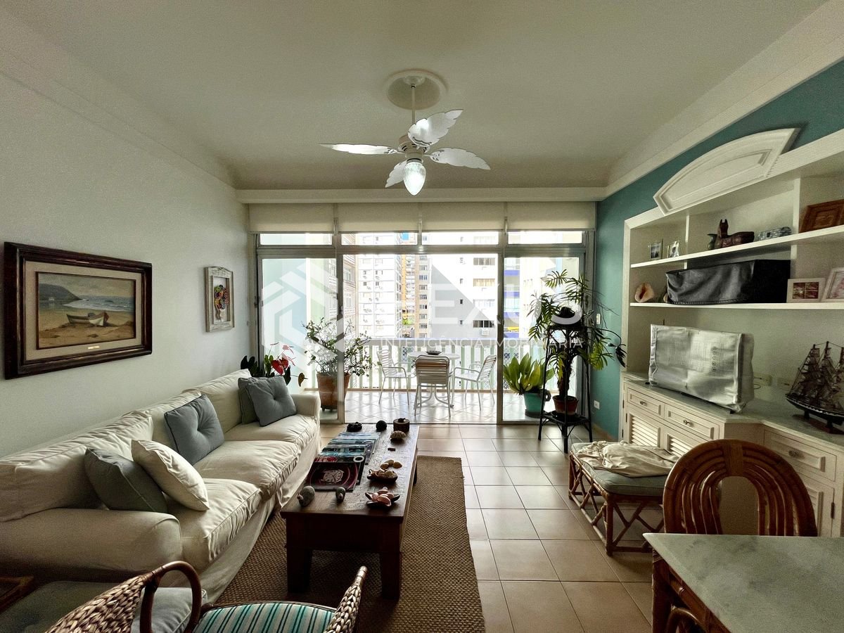 Foto 3 de Apartamento reformado com varanda vista mar na beira mar da praia nas Pitangueiras, Guarujá