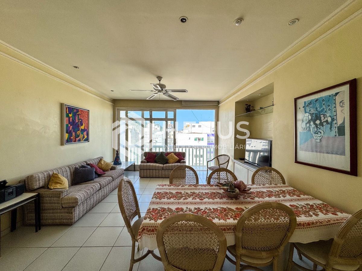 Foto 3 de Apartamento beira mar reformado com varanda vista mar nas Pitangueiras, Guarujá